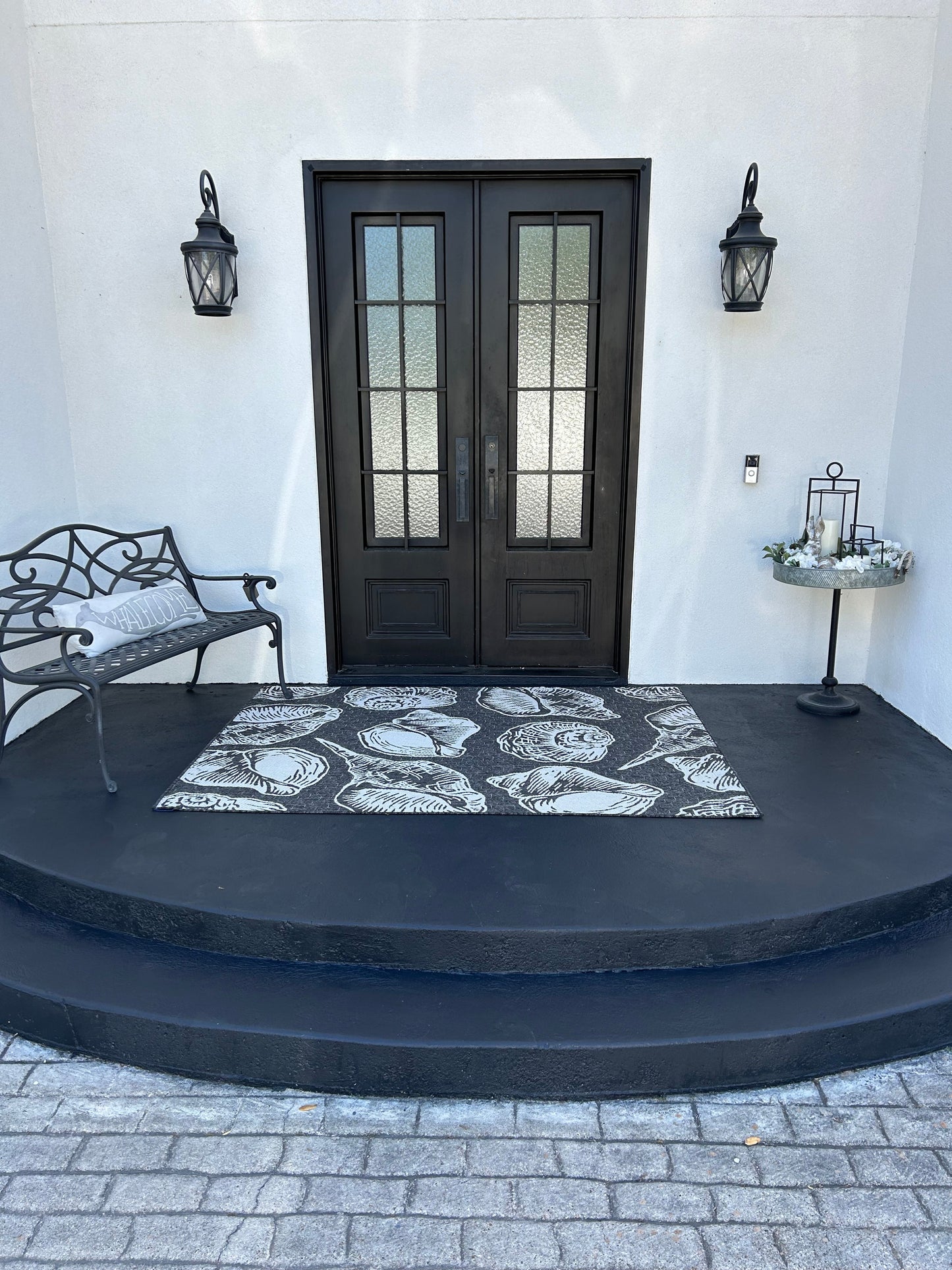 The Shell WUG Black and White